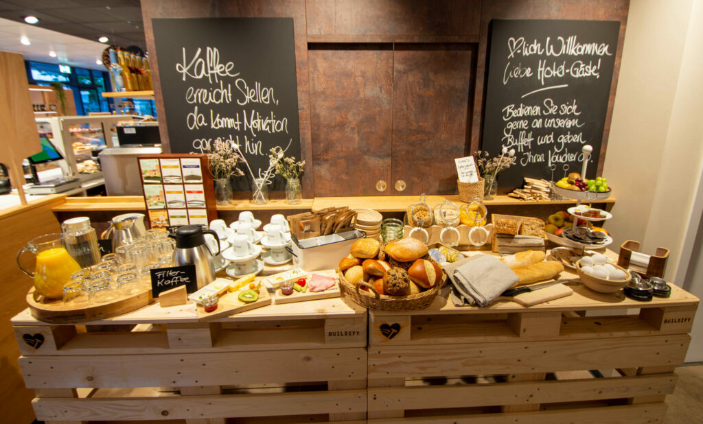 Blick auf das Frühstücksbuffet im Garni Hotel Schumacher in Filderstadt