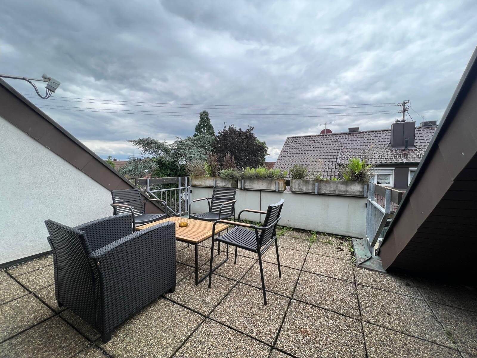 Blick auf die Terrasse der Apartment-Wohnung