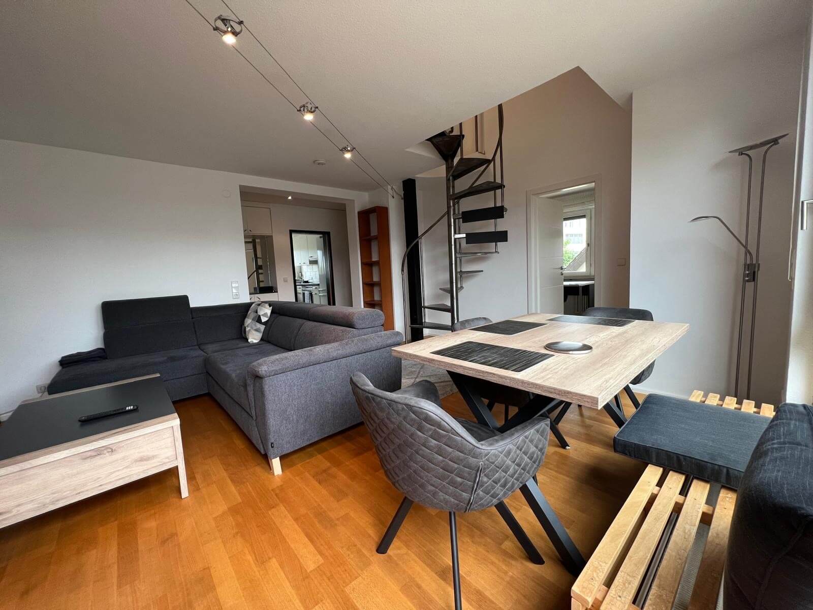 Offene Wohnküche mit Wendeltreppe in der Apartment-Wohnung