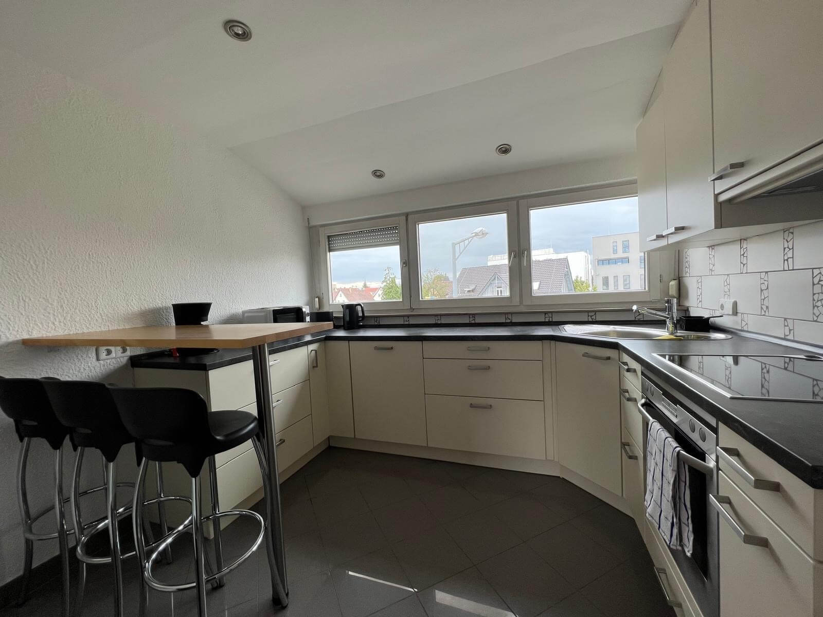 Küche mit Fensterfront in der Apartment-Wohnung