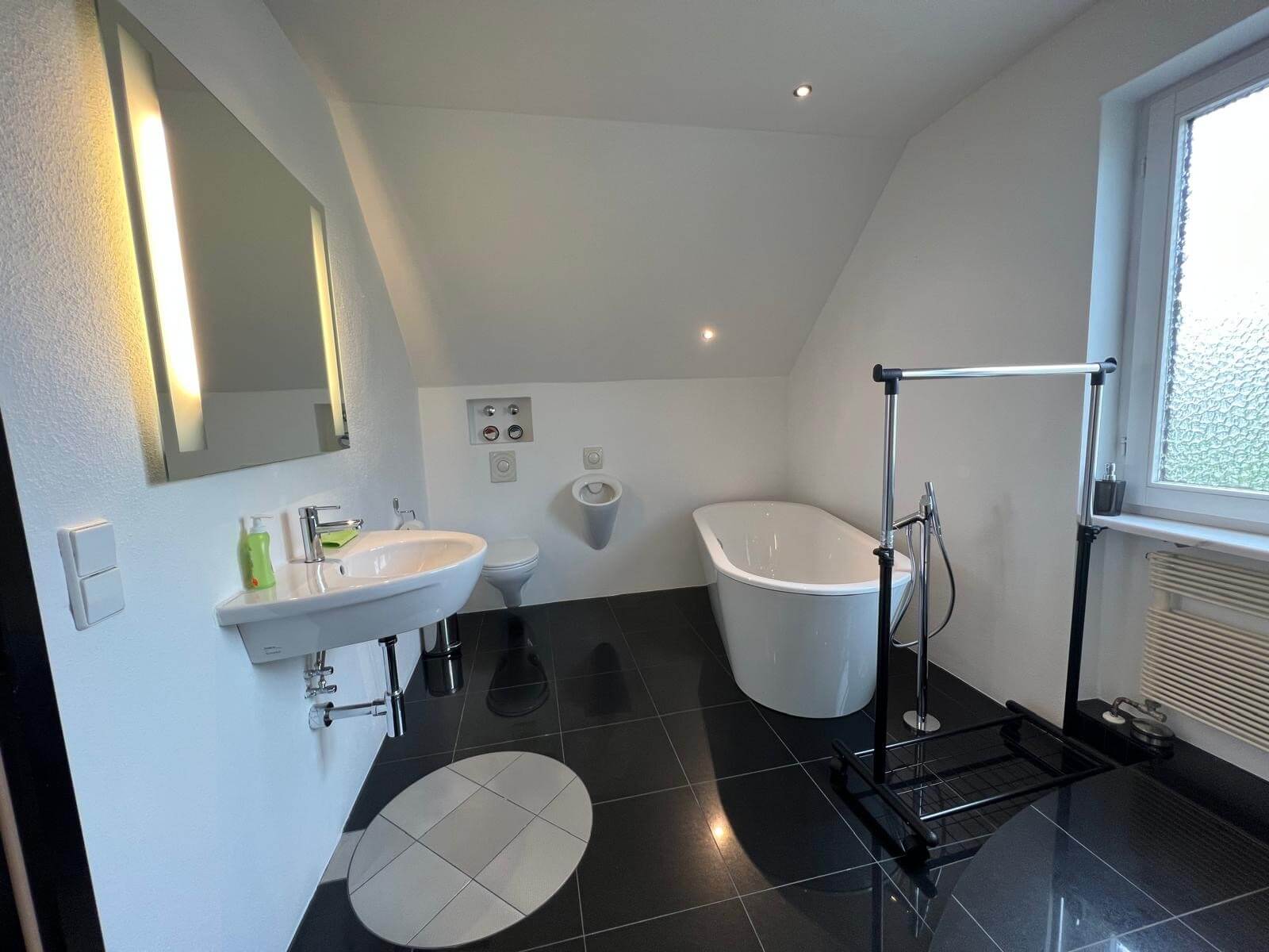 Badezimmer mit Wanner in der Apartment-Wohnung